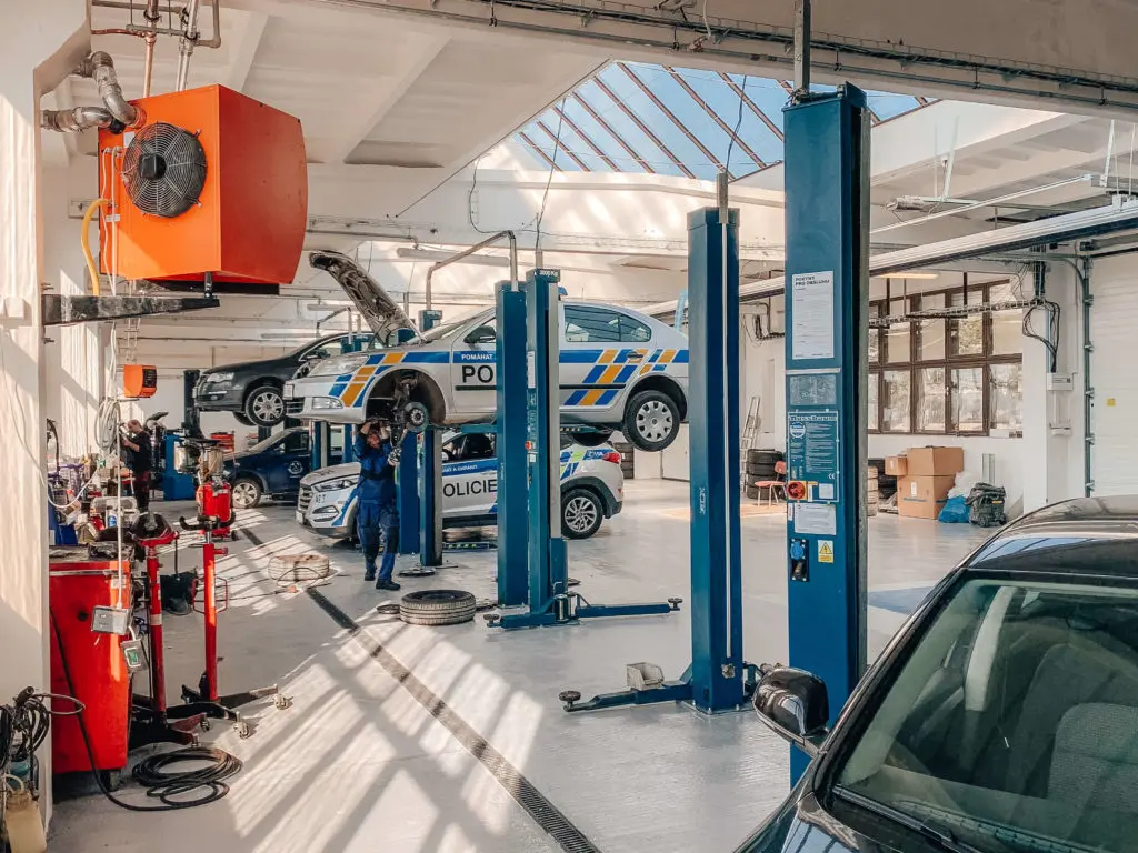 Autodílna Řepy Reinerova autoservis Praha 6 Auto Papoušek