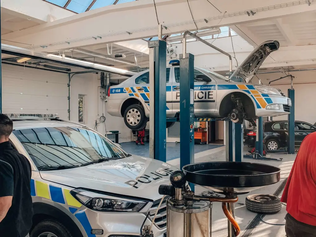 Autodílna Řepy Reinerova autoservis Praha 6 Auto Papoušek